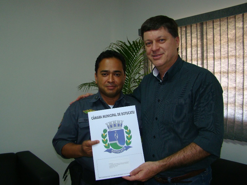Lelo Pagani entrega moção de congratulações a Polícia Ambiental